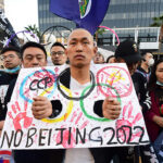 世界人権デーに北京冬季五輪の抗議デモを行う中国民主党の活動家ら＝２０２１年12月、米カリフォルニア州ハリウッド（AFP時事）