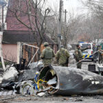 ２５日、ウクライナの首都キエフの住宅に墜落した航空機の残骸（ＡＦＰ時事）