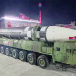 北朝鮮の軍事パレードで披露された大陸間弾道ミサイル(ICBM)=2020年10月、平壌(AFP時事)