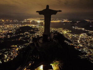 リオの「コルコバードのキリスト像」も「節電」
