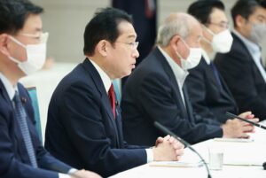 政府・与党連絡会議で発言する岸田文雄首相（左から２人目） ＝８日午後、首相官邸