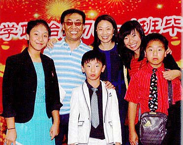 周永康前中央政法委員会書記が信奉した曹永正氏(左から2番目)とその家族=香港誌「前哨」7月号より 300-1