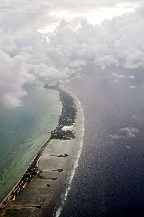 島の幅は非常に狭い(空撮)(スティーブ梅沢氏撮影) 700