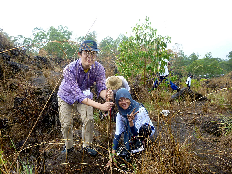 日本から参加の稲葉研二さんと現地のボランテァの女性がペアで植林