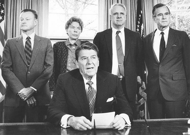 ニカラグアの反政府勢力「自由の戦士」への支援を呼び掛ける声明を発表したレーガン大統領=1985年2月(UPIより) 800