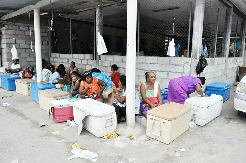 キリバスのフィッシュマーケットの風景(スティーブ梅沢氏撮影) 800-2