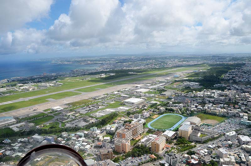 学校など市街地に囲まれている普天間飛行場(米海兵隊ヘリから撮影) 800-2