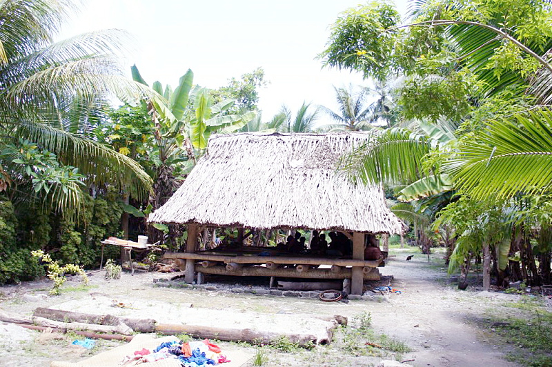 キリバスの民家(スティーブ梅沢氏撮影) 800-3