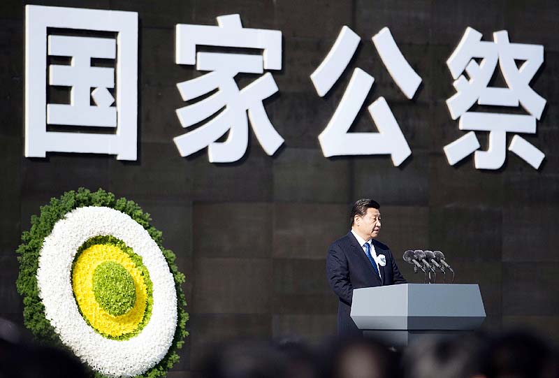 昨年12月13日、中国の南京で開かれた「国家哀悼日」記念式典で演説する習近平国家主席(AFP=時事) 800