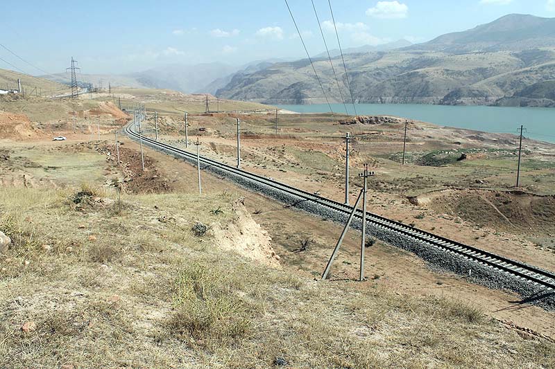 カムチク峠の手前、アングレン―パプ鉄道の新しい線路=アングレン市の郊外 800