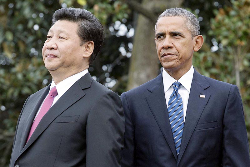 9月25日、ホワイトハウスでの歓迎式典に臨む中国の習近平主席(左)とオバマ米大統領(EPA=時事) 800