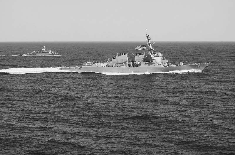 米海軍のイージス駆逐艦「ラッセン」(右) 米海軍提供。3月12日、韓国沖(EPA 時事) 800