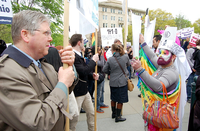 昨年4月25日、米連邦最高裁前でプラカードなどを掲げて向かい合う同性婚賛成派(右)と反対派(左)(早川俊行撮影) 800