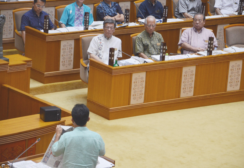 沖縄県議会で翁長雄志知事への批判強まる