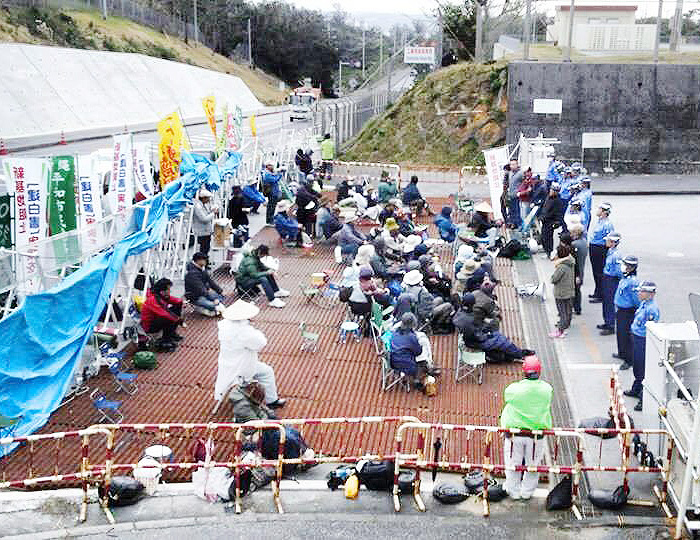 キャンプ・シュワブのゲート前で座り込みデモを行う活動家ら=1月15日、名護市辺野古 辺野古埋め立てを妨害、地元2紙が「赤旗」同様に