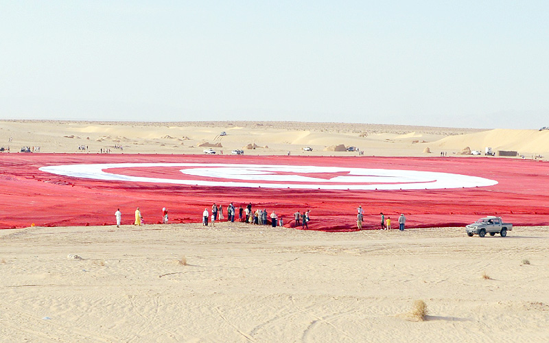 砂漠オングエルジュメルに「世界最大」の国旗