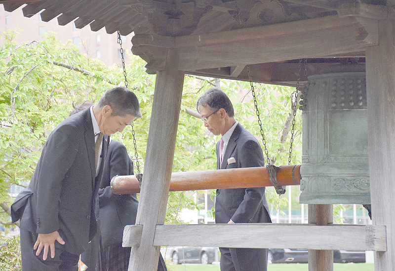 日本人が寄贈、国連に「平和の鐘」響く
