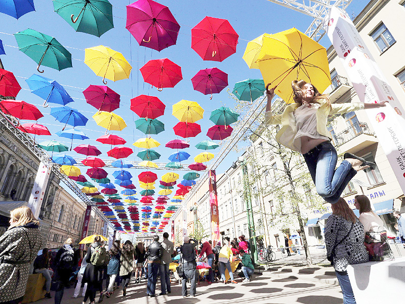 500本の傘のアート、空を見上げるとウキウキ