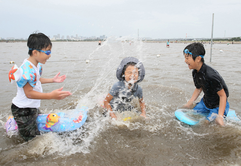 東京都心部の葛西海浜公園で海水浴場“復活”