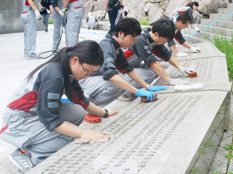 日航社員が上野村の追悼施設「慰霊の園」で清掃