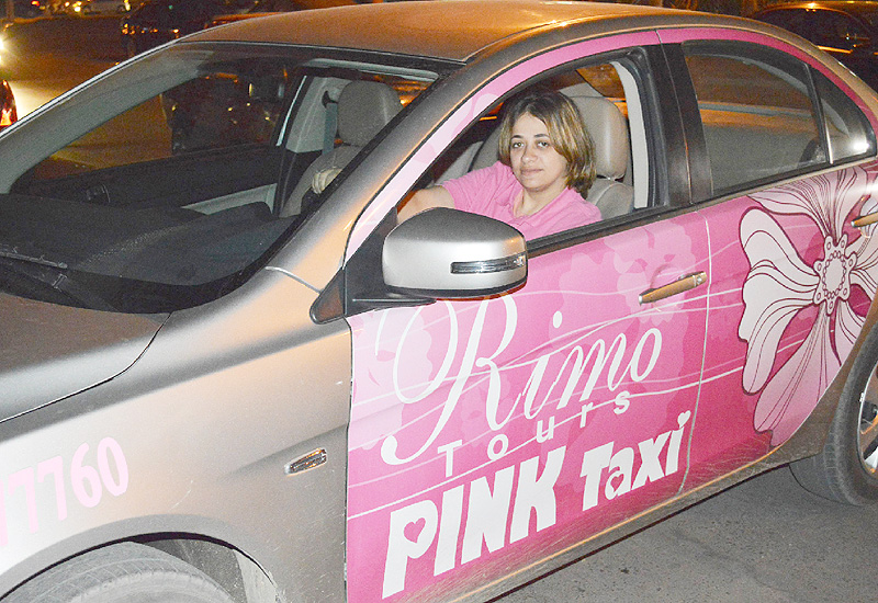 カイロで女性専用「ピンク・タクシー」が営業