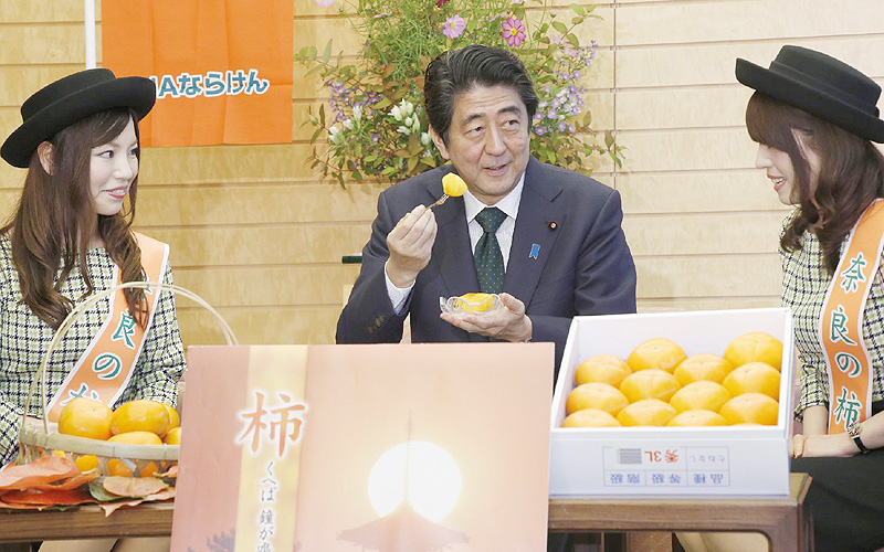 安倍首相、奈良のカキ「とてもジューシー」